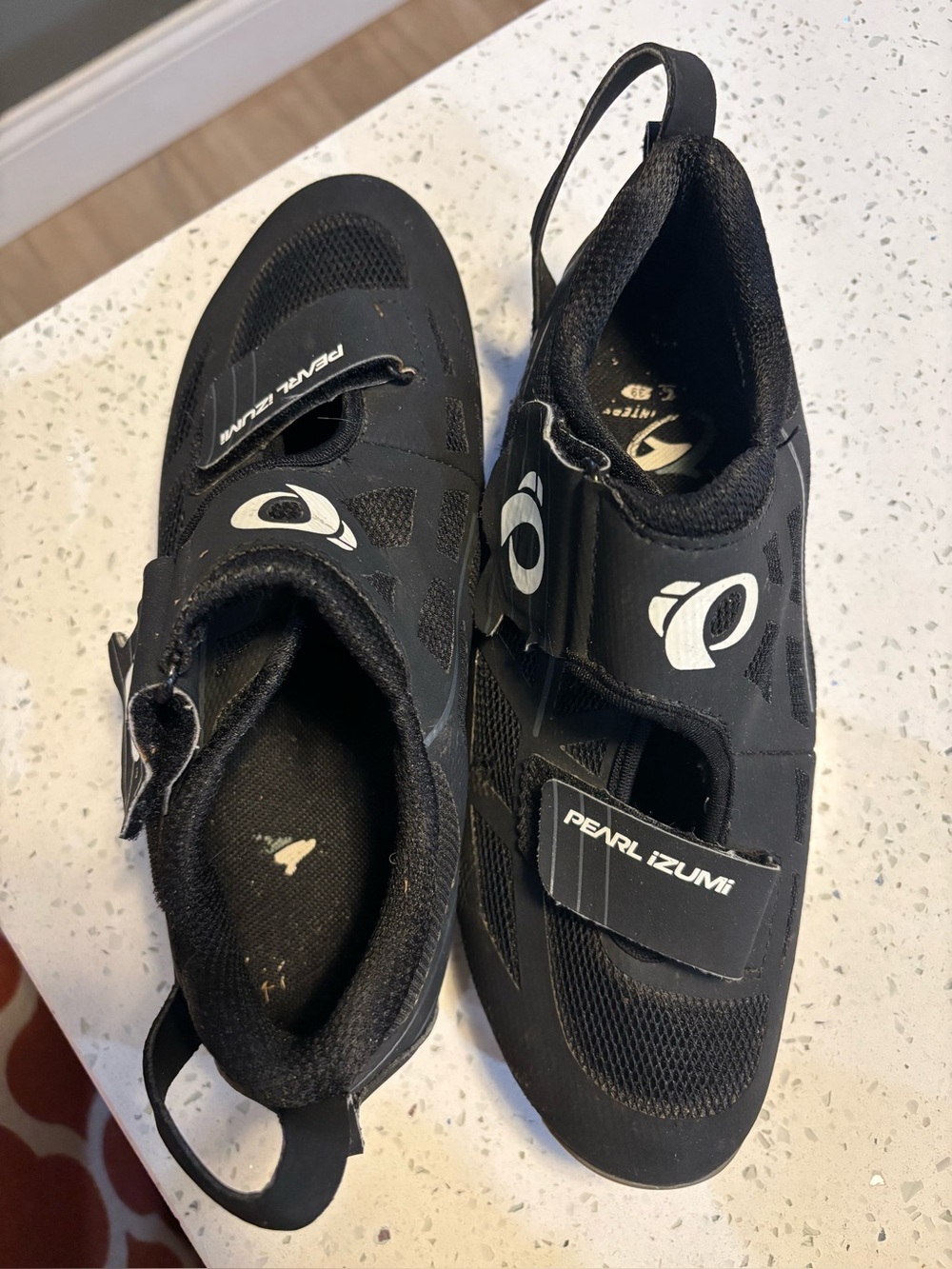 Pearl Izumi Black Cycling shoes with Hook-and-Loop Straps. Great for Triathlons.